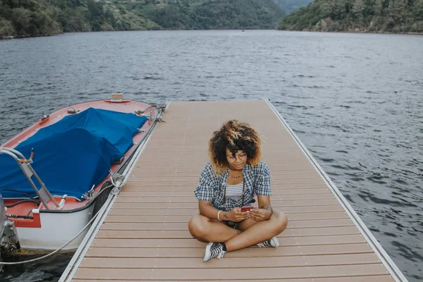 cep telefonunuzun iskelesi ile kız