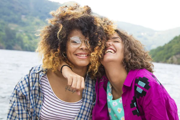 arkadaşlar paylaşım ve gülüyor