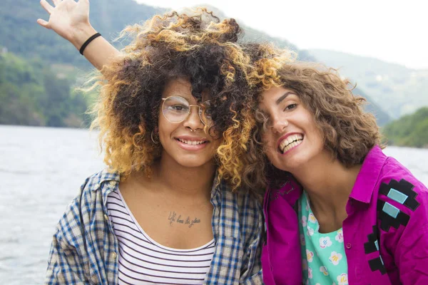 Vrienden delen en lachen — Stockfoto