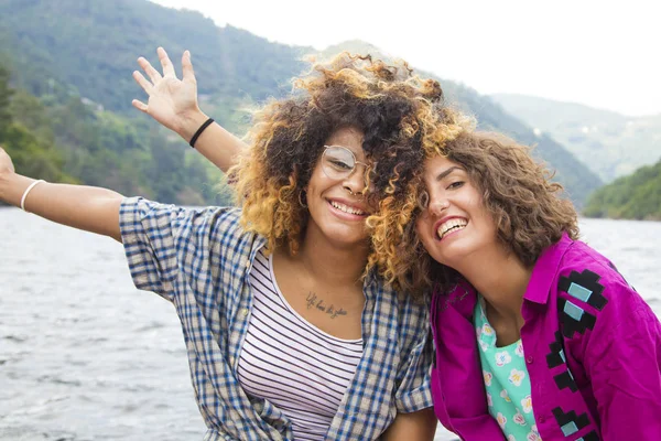 Vrienden delen en lachen — Stockfoto