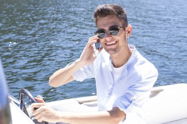 Close-up van een binoculare op de oude kaart