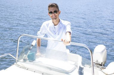 Close-up van een binoculare op de oude kaart