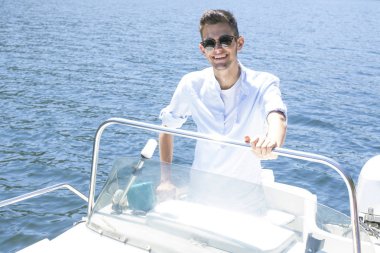 Close-up van een binoculare op de oude kaart