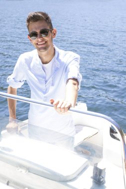 Close-up van een binoculare op de oude kaart