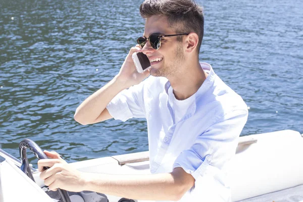 Close-up van een binoculare op de oude kaart