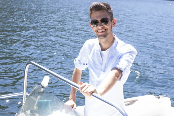 Close-up van een binoculare op de oude kaart