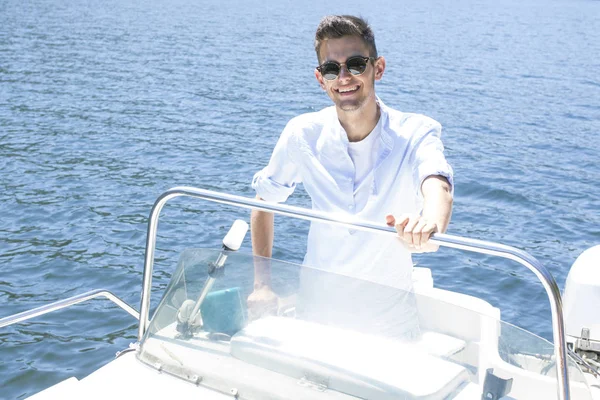 Close-up van een binoculare op de oude kaart