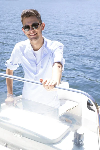 Close-up van een binoculare op de oude kaart