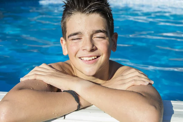 Niño en la piscina —  Fotos de Stock