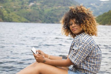 mutlu bir kadın açık havada