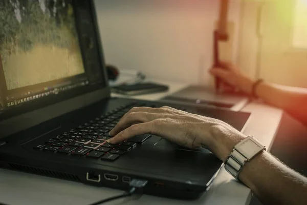 Mâini care lucrează cu computerul — Fotografie, imagine de stoc