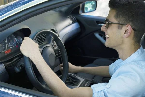 Homem carro de condução — Fotografia de Stock