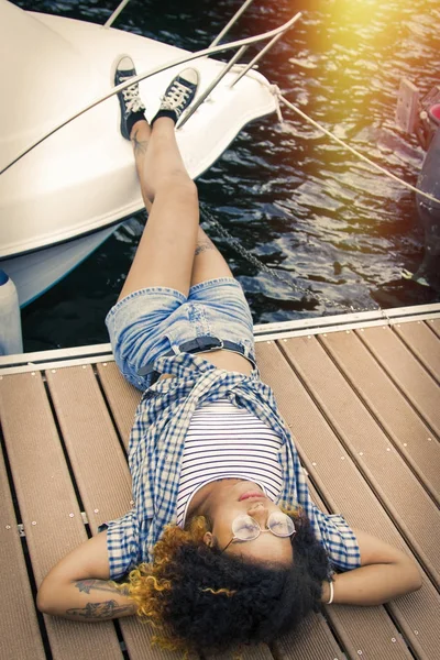 Meisje op de pier, naturistenvakantie bij vacances — Stockfoto