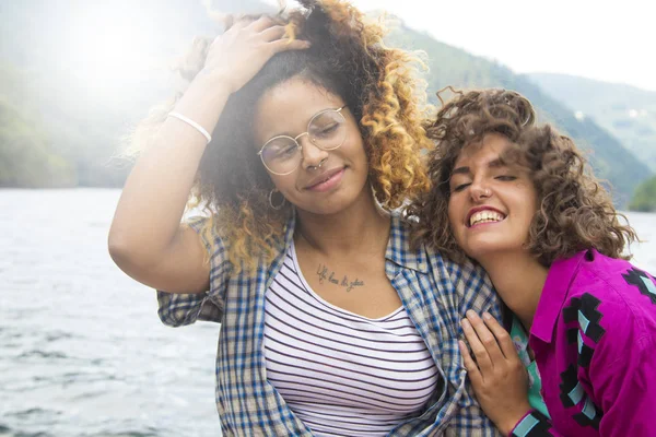 Freunde im Urlaub und im Freien — Stockfoto