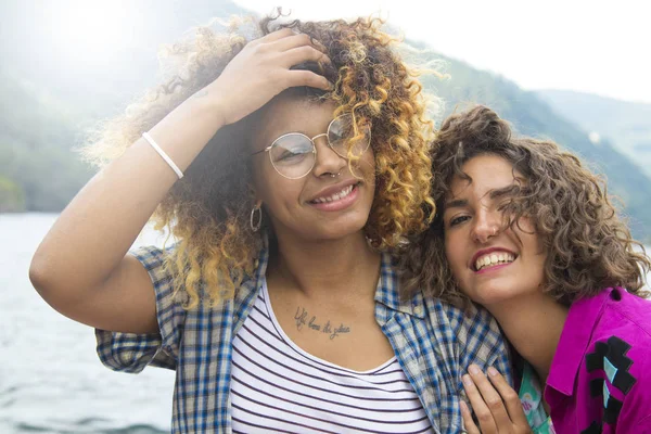 Freunde im Urlaub und im Freien — Stockfoto