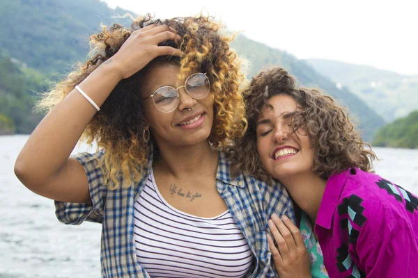 Freunde im Urlaub und im Freien — Stockfoto