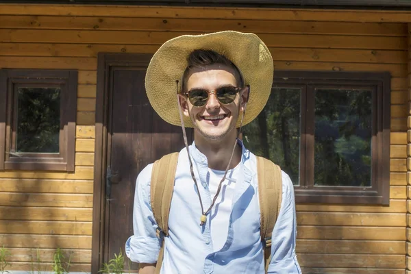 Junge Reisende mit dem Rucksack — Stockfoto