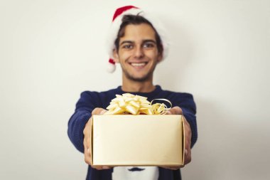 Noel hediye ile genç adam