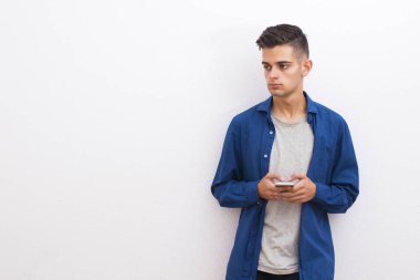 Genç adam akıllı telefon 