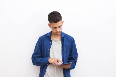 Dijital tablet ile genç