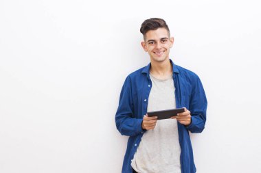 Dijital tablet ile genç