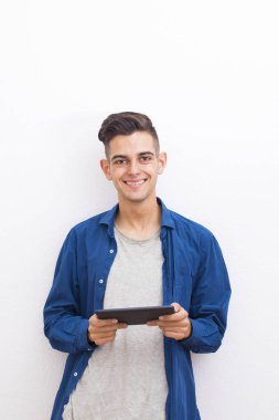 Dijital tablet ile genç