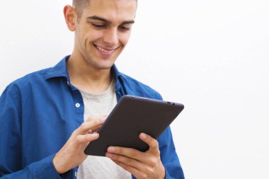 Dijital tablet ile genç