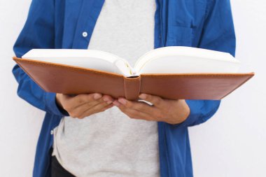 Kitabı okuyan adam.