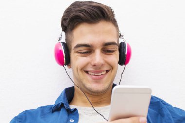 cep telefonu ile genç 