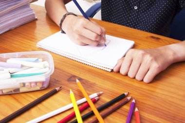 Okulda çalışan çocuğun elleri