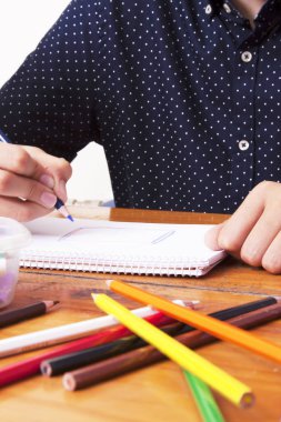 Okulda çalışan çocuğun elleri