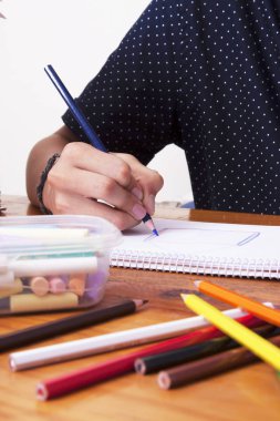 Okulda çalışan çocuğun elleri