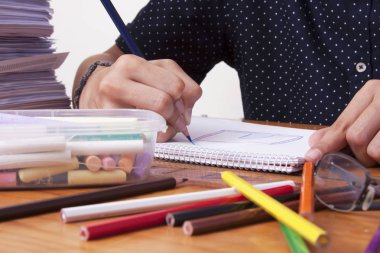 Okulda çalışan çocuğun elleri