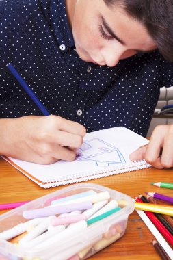 çocuk okulda çalışma