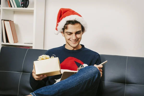 Jovem em casa com o presente — Fotografia de Stock