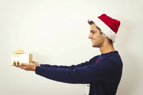 Mladý muž s vánoční dárek — Stock fotografie