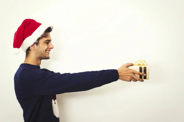 Jeune homme avec cadeau de Noël — Photo