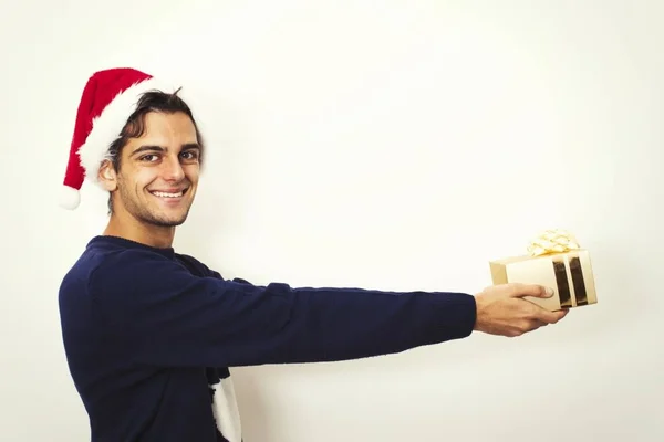 Mladý muž s vánoční dárek — Stock fotografie