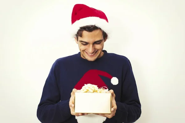 Jeune homme avec cadeau de Noël — Photo