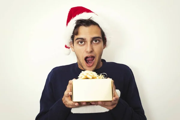 Joven con regalo de Navidad —  Fotos de Stock