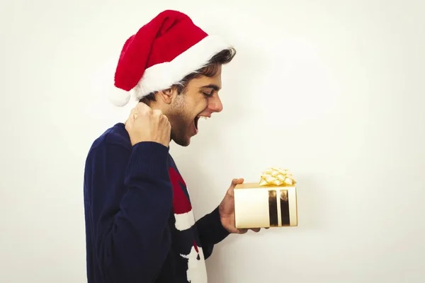 Jeune homme avec cadeau de Noël — Photo