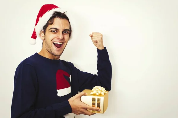 Jeune homme avec cadeau de Noël — Photo