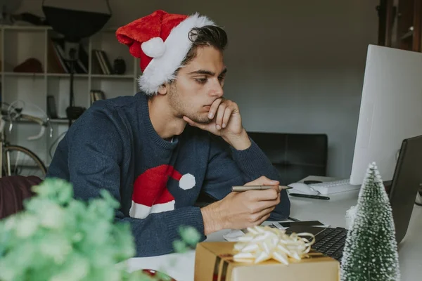 Oficina trabajando o estudiando en Navidad —  Fotos de Stock