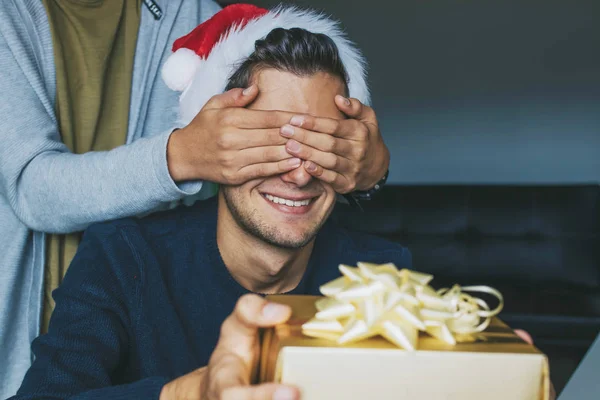 若い男とメリー クリスマス — ストック写真