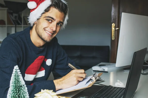 Jovem e feliz Natal — Fotografia de Stock