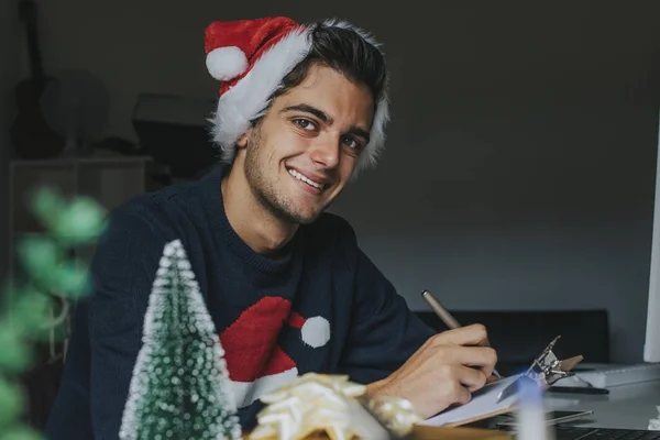 Jovem e feliz Natal — Fotografia de Stock