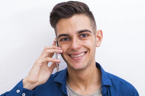 Joven whit teléfono inteligente — Foto de Stock