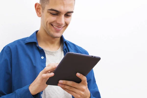 Joven con tableta digital — Foto de Stock