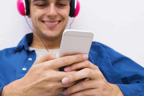 Joven con teléfono móvil — Foto de Stock