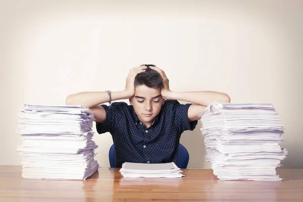 Studente bambino alla scrivania, scuola — Foto Stock